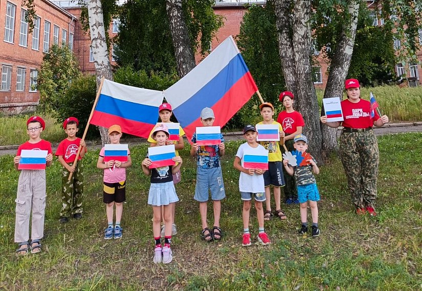 Активисты школьных музеев участвуют во флешмобе «Цвета Российского флага»