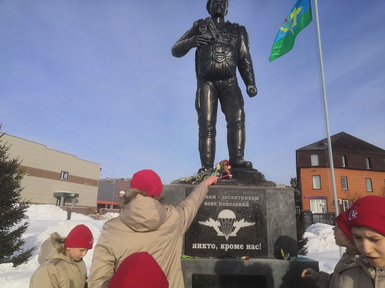Экскурсия по городу – к памятникам защитников Родины. 