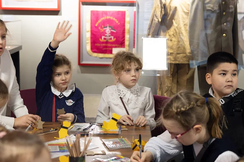 Школьников познакомили с четвероногими героями