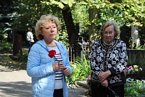 Цветы Зое Космодемьянской в день её рождения