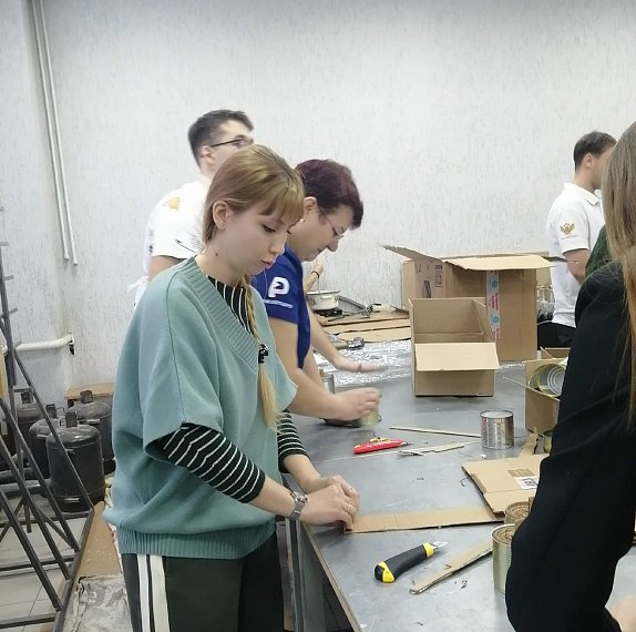  СВЯЗЬ ПОКОЛЕНИЙ И ТЕПЛО СЕРДЕЦ: КЕМЕРОВСКИЕ СТУДЕНТЫ И ПЕДАГОГИ ОБЪЕДИНИЛИСЬ В ПРОЕКТЕ «ККСТ — ФРОНТУ!»