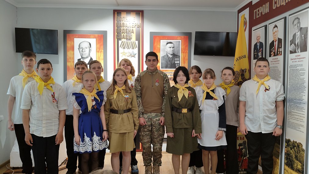 Орден Мужества и добрые глаза. Выпускник 2021 года пришел в школу.
