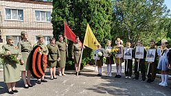 У Вечного огня в память о защитниках