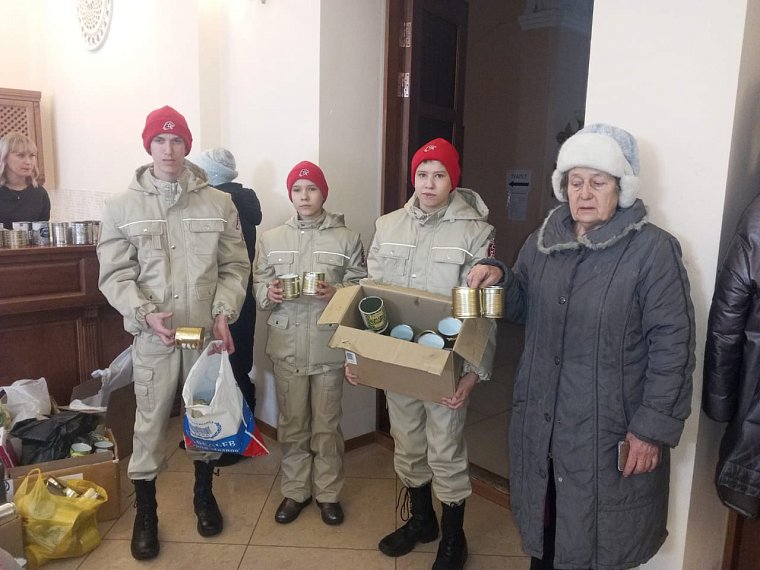 Частичку своего тепла ребята передали военнослужащим