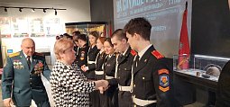 Кадеты простились с флагом