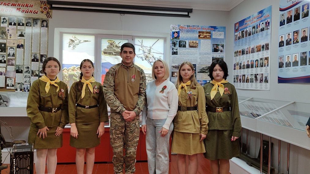 Орден Мужества и добрые глаза. Выпускник 2021 года пришел в школу.
