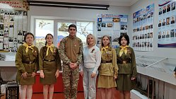 Орден Мужества и добрые глаза. Выпускник 2021 года пришел в школу.
