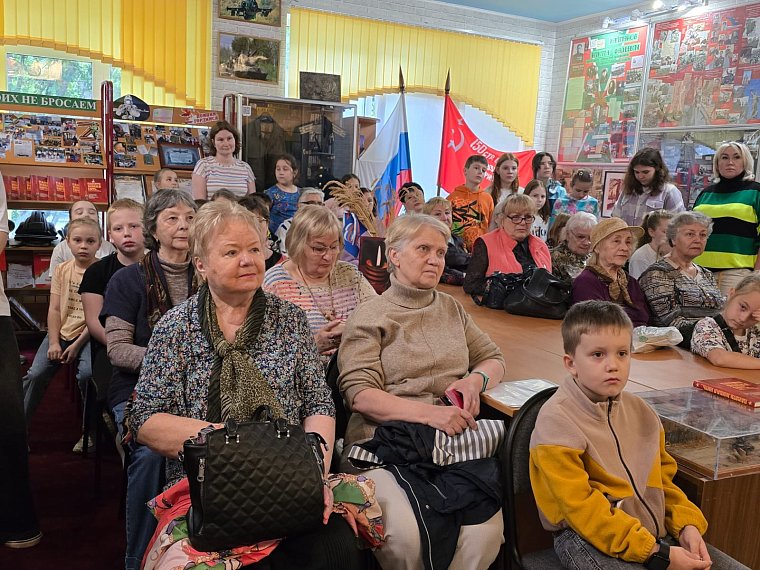 Ветераны вместе со школьниками зажгли свечу памяти