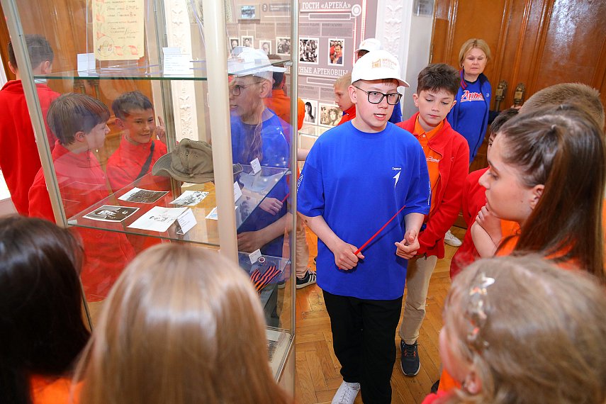 Юные экскурсоводы представили «Школьный Музей Победы» в «Артеке»
