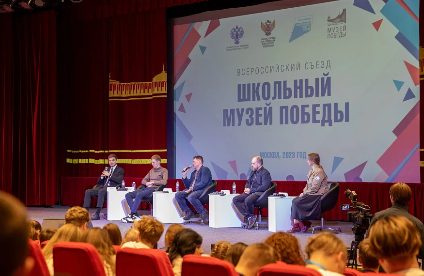 Гости Музея увидели восстановление «Саур-Могилы»