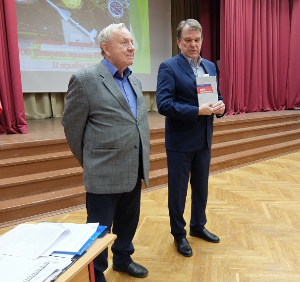 В школьный музей подарили книгу о противоракетной обороне страны на китайском языке