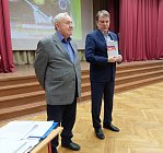 В школьный музей подарили книгу о противоракетной обороне страны на китайском языке