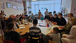 Герои напротив героев: учащиеся госпитальной школы «УчимЗнаем» встретились с бойцами СВО.
