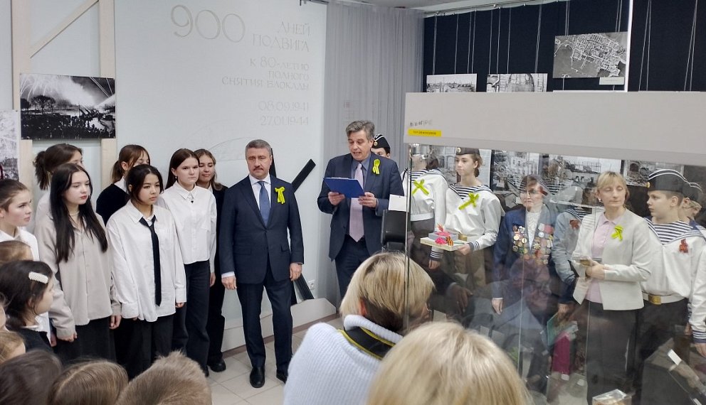 Школьники передали завещание блокадника в музей истории Кронштадта