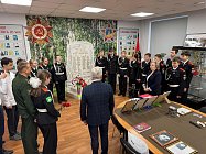 Герой Российской Федерации встретился с кадетами в школьном музее