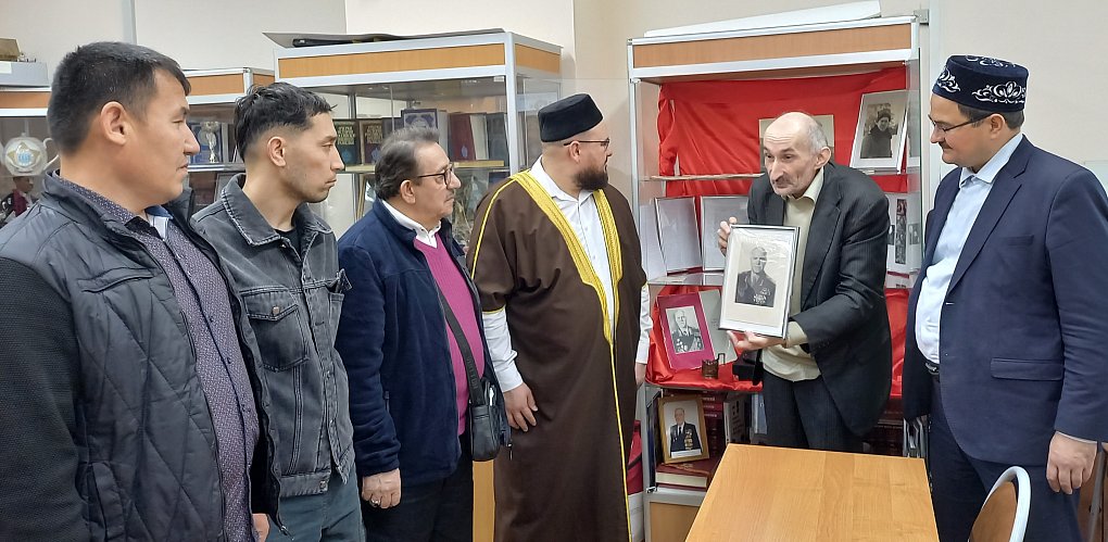Гости школьного музея на выставке личных вещей Маршала Победы