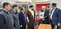 Гости школьного музея на выставке личных вещей Маршала Победы