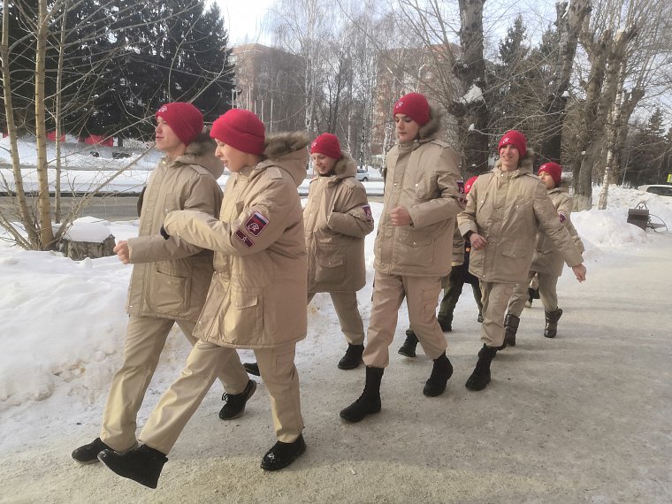 Экскурсия по городу – к памятникам защитников Родины. 