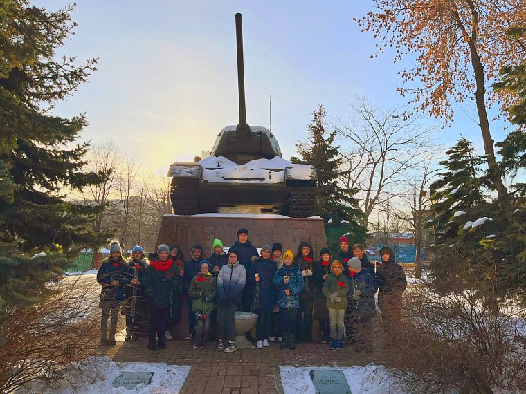 Школьники почти память защитников Москвы