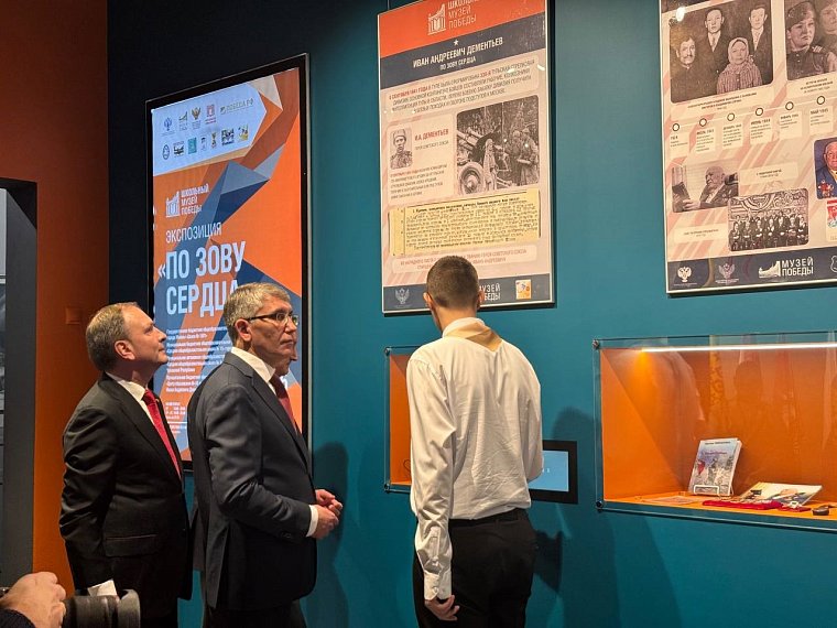 Почетный гость на выставке школьных музеев