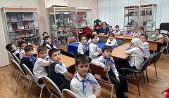 Гости школьного музея на выставке личных вещей Маршала Победы
