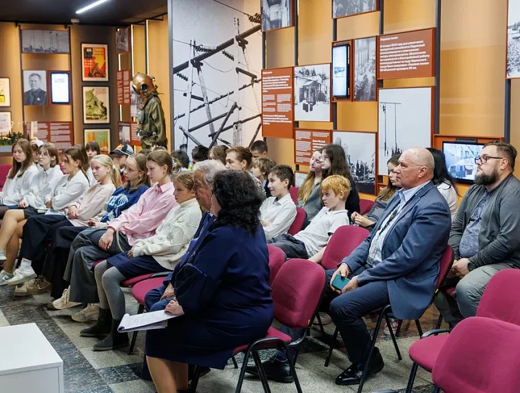 Школьники передали экспонат в Музей Победы
