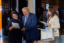 Школьники передали экспонат в Музей Победы