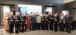Кадеты простились с флагом