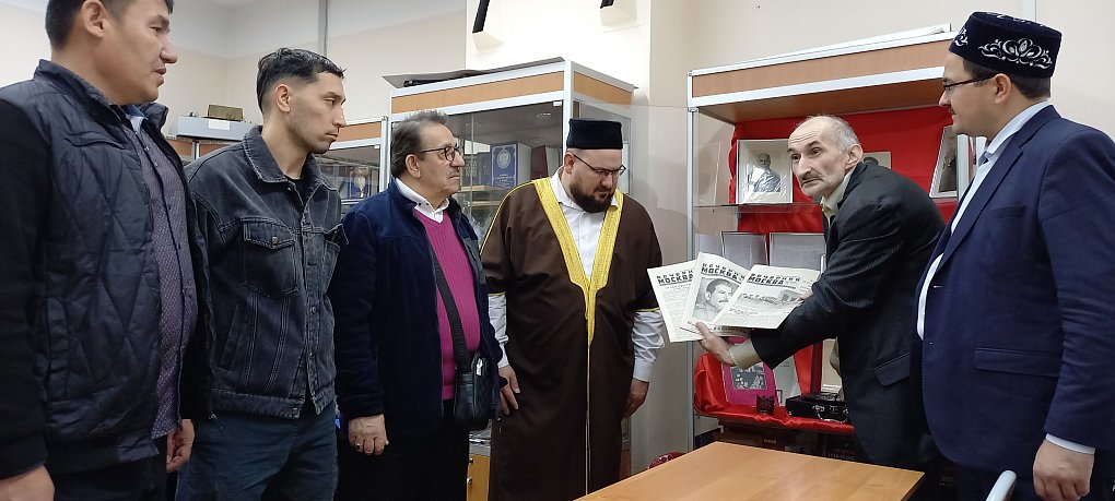 Гости школьного музея на выставке личных вещей Маршала Победы