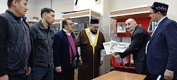 Гости школьного музея на выставке личных вещей Маршала Победы