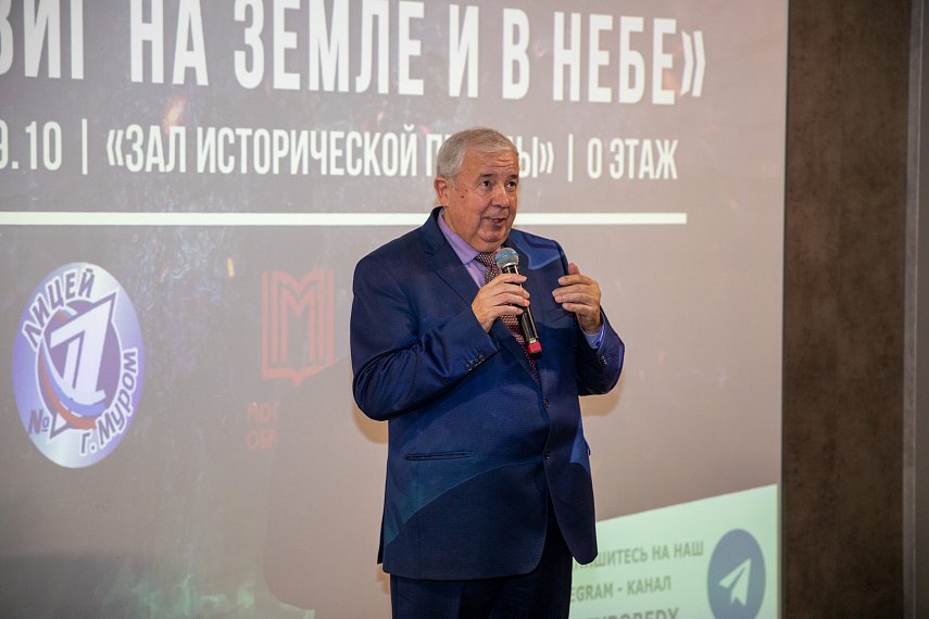 Завершила работу выставка «Подвиг на земле и в небе»